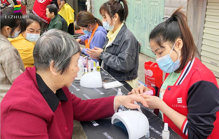 廣西美甲學校公益美甲進社區(qū)，居民連聲道謝與稱贊