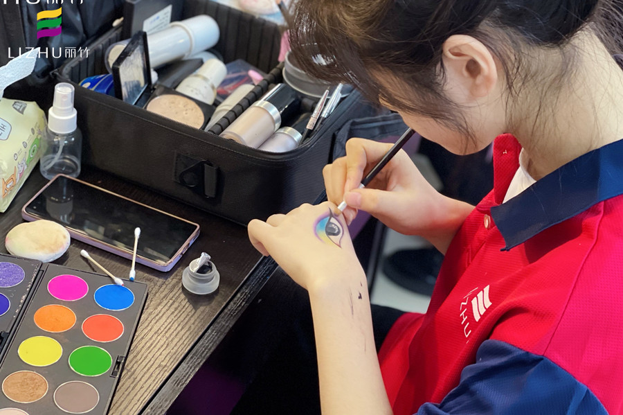 為什么要在手上練習(xí)化妝？南寧化妝知識問答