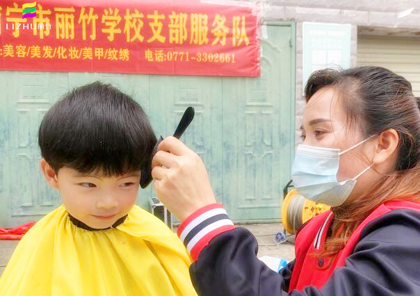 南寧麗竹學校公益理發(fā)，爭當群眾身邊的“活雷鋒”