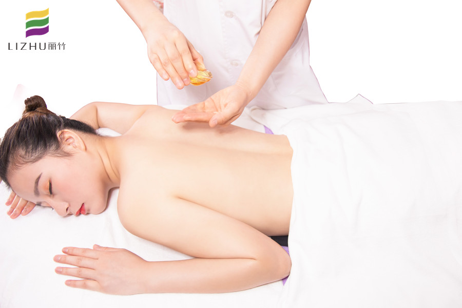 精油開背的好處，到廣西專業(yè)美容學(xué)校去學(xué)習(xí)