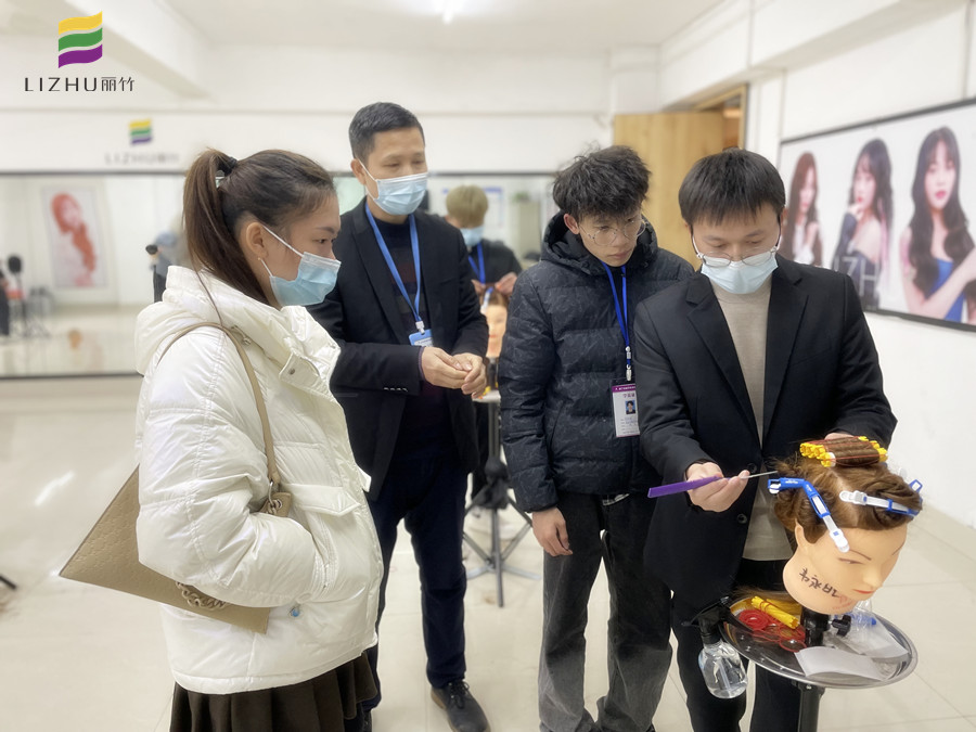  南寧教燙發(fā)：燙發(fā)時(shí)如何判斷發(fā)質(zhì)狀況？