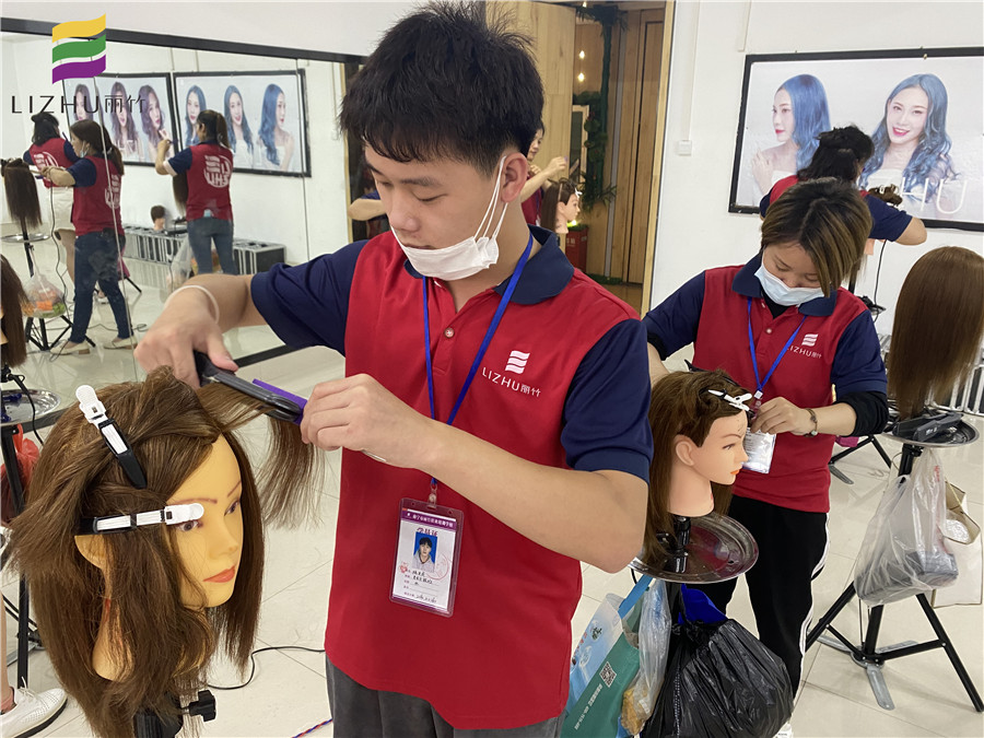 直板夾怎么用？廣西美發(fā)課堂學(xué)員為你講解