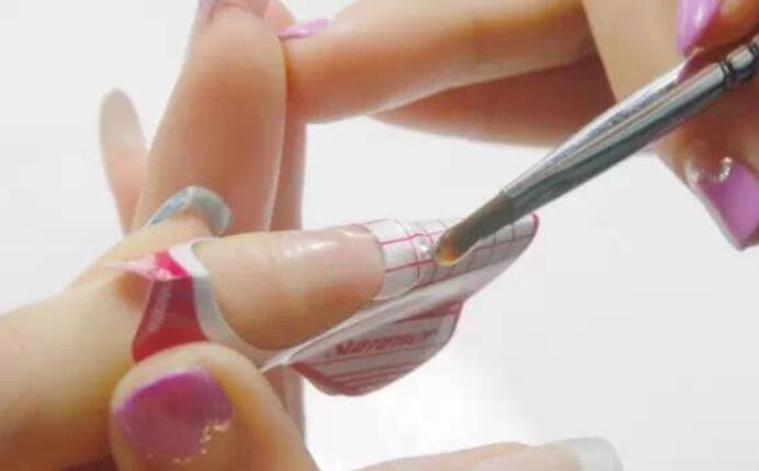 美甲延長膠怎么卸？南寧美甲理論知識必學課程