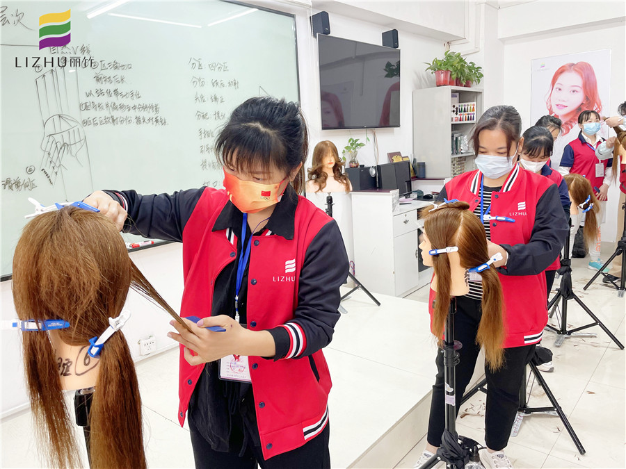 “自然V線”修剪，廣西美發(fā)學(xué)校十大名校課程