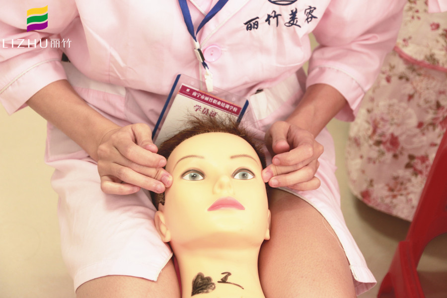 為什么學(xué)美容要練習(xí)假頭模？廣西認(rèn)可的美容學(xué)校告訴你
