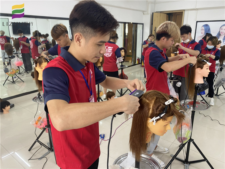 直板夾的使用教程，廣西學(xué)燙發(fā)技術(shù)的學(xué)校知識(shí)分享