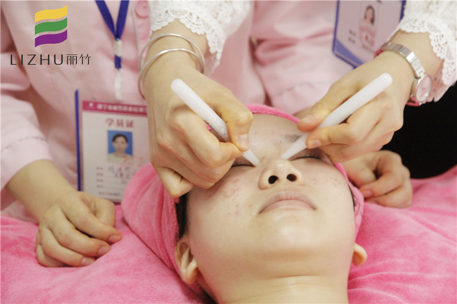 眼部撥筋的好處和壞處，學(xué)美容的正規(guī)學(xué)校推薦