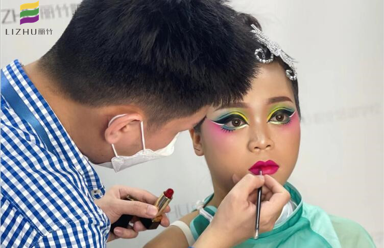 舞臺妝的特點，廣西彩妝培訓(xùn)機構(gòu)分享