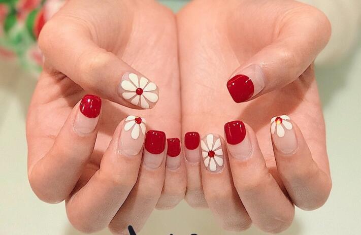 單色小雛菊美甲，簡約卻不簡單