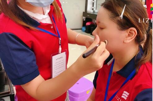 粉底刷海綿的區(qū)別，廣西化妝基礎(chǔ)教學(xué)