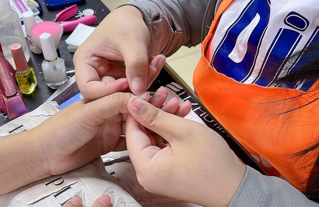 廣西哪里教美甲基礎(chǔ)？全貼甲片怎么貼？