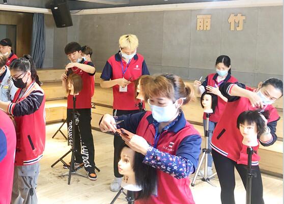 女士剪發(fā)打薄手法，南寧理發(fā)剪發(fā)學(xué)校課程分享