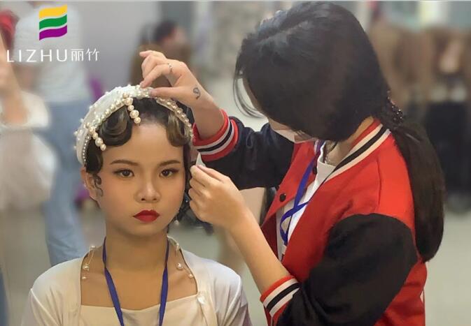 復(fù)古手推波發(fā)型練習(xí)，南寧學(xué)習(xí)盤(pán)發(fā)造型課堂實(shí)況