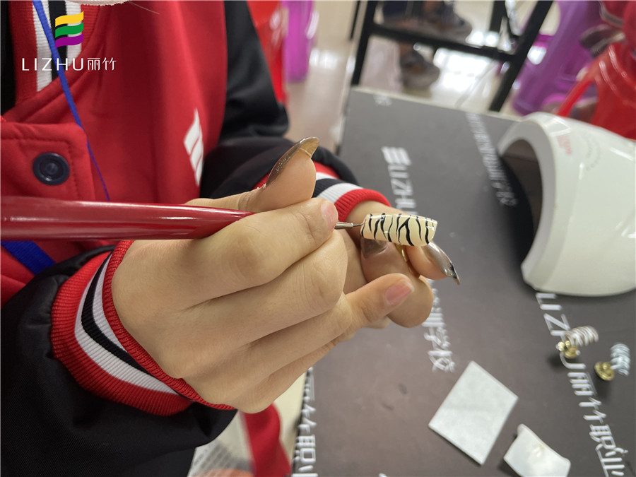 超簡單斑馬紋美甲教程，南寧專業(yè)美甲培訓(xùn)學(xué)校教你