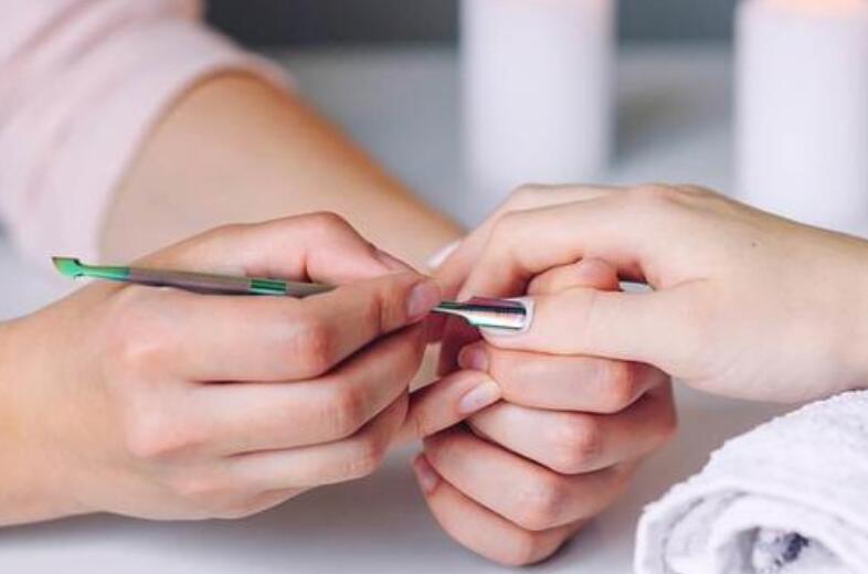 半貼甲片怎么卸？廣西專業(yè)美甲培訓(xùn)機(jī)構(gòu)教你