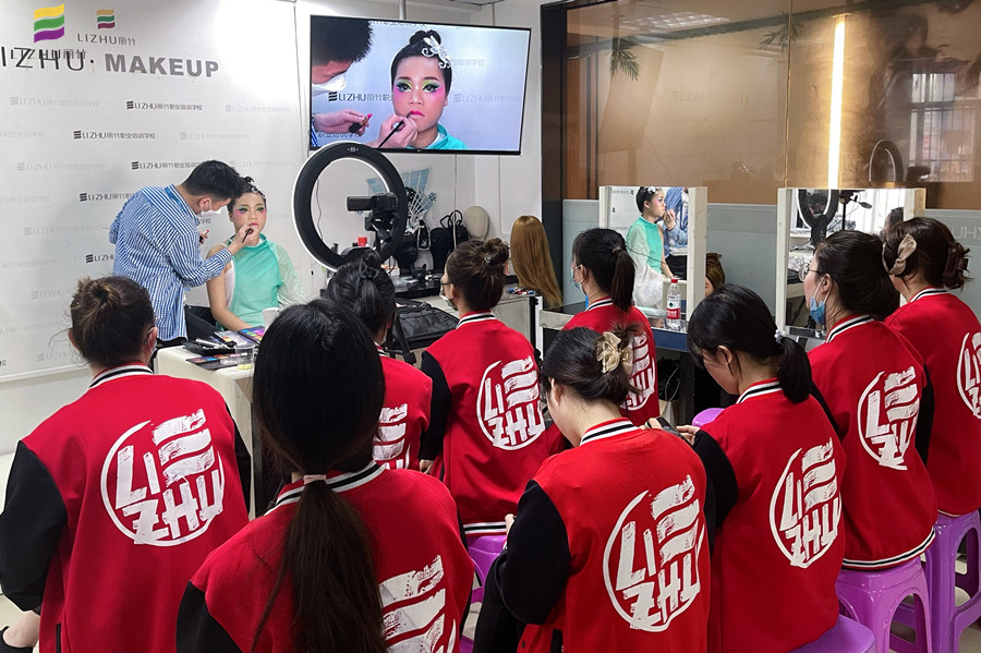 廣西彩妝學(xué)校舞臺妝欣賞，展現(xiàn)色彩夸張之美