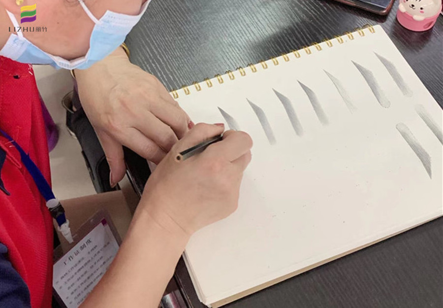 妝紙上快速畫眉技巧，南寧化妝基礎(chǔ)培訓(xùn)班學(xué)員有方法