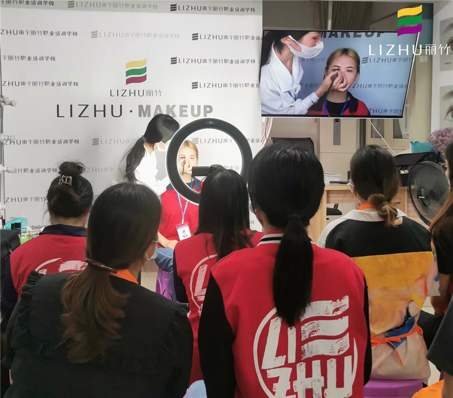 化妝新手畫眉方法，廣西化妝彩妝培訓學校演示手法