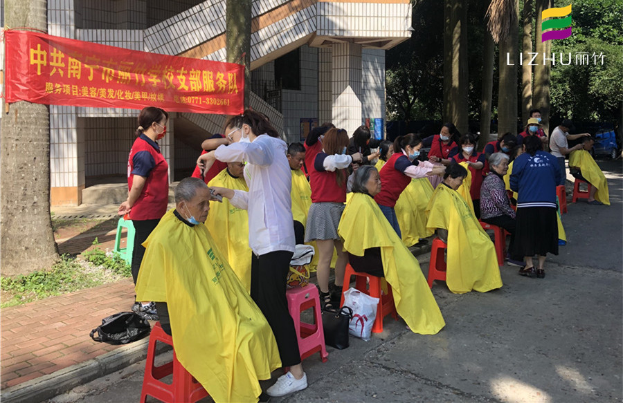 免費理發(fā)進社區(qū)，廣西美發(fā)培訓學校實踐活動