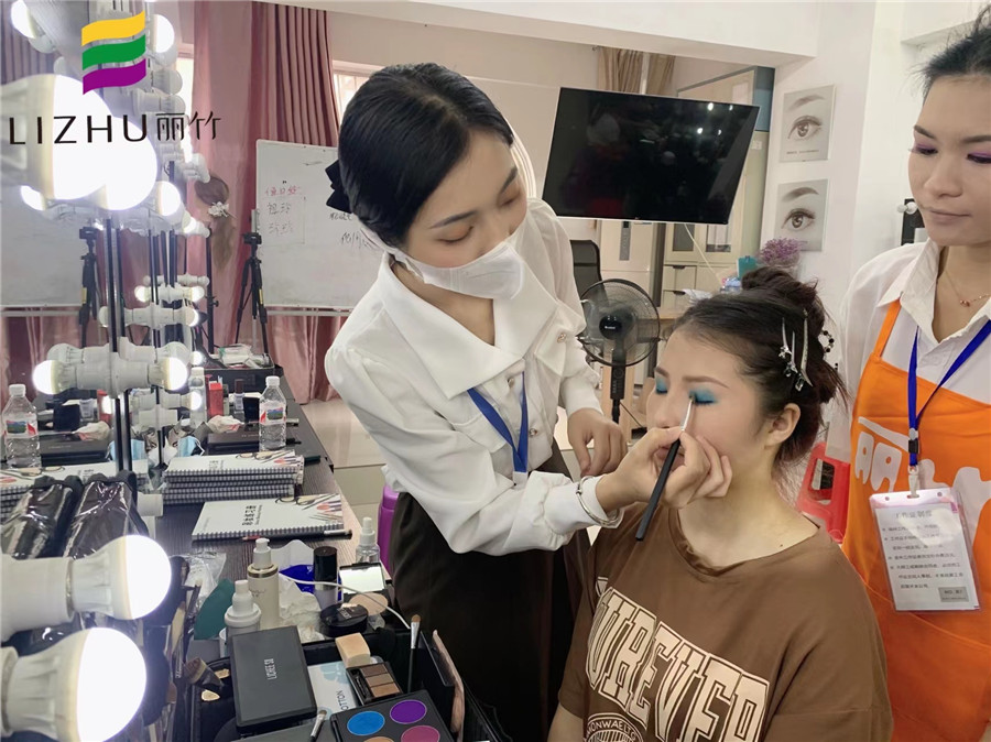 舞臺妝眼影怎么畫？南寧化妝培訓(xùn)眼妝教程