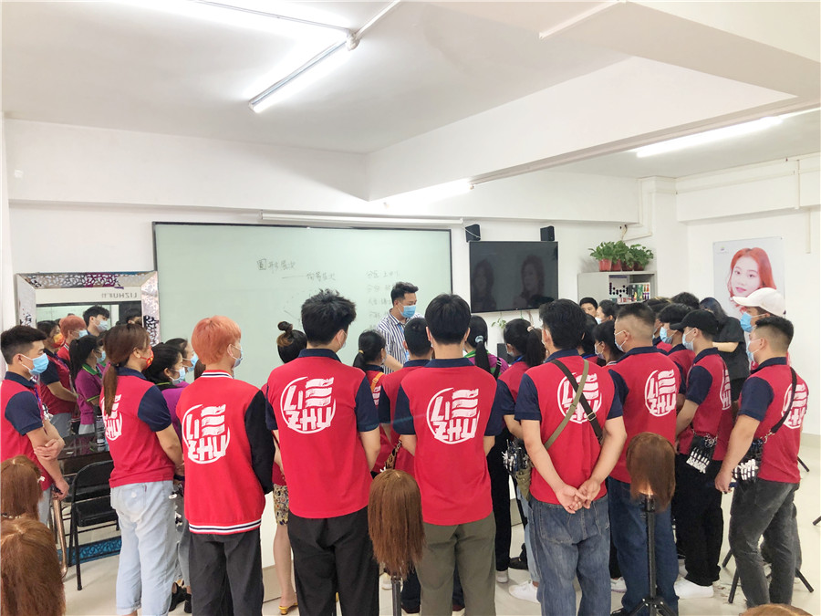 美發(fā)邊緣修剪常用步驟，南寧專業(yè)正規(guī)美發(fā)學(xué)校授課