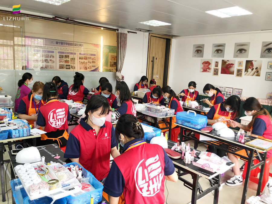 南寧美甲學(xué)校推薦-學(xué)美甲，到麗竹學(xué)校