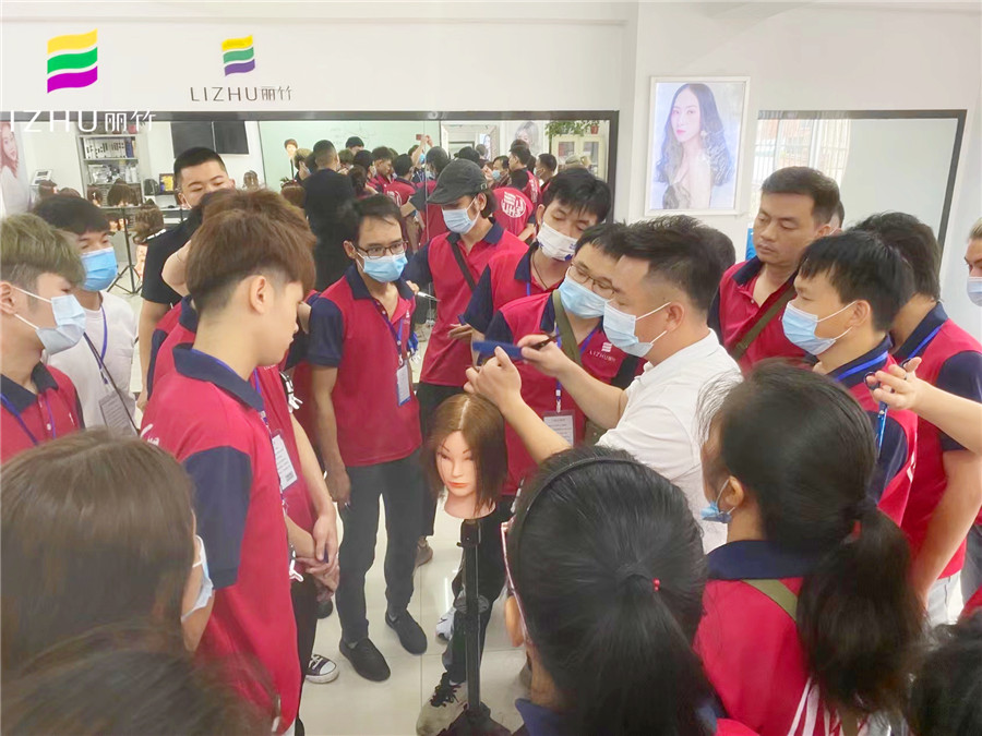 短發(fā)兩側(cè)層次修剪，南寧美發(fā)師職業(yè)培訓(xùn)學(xué)校