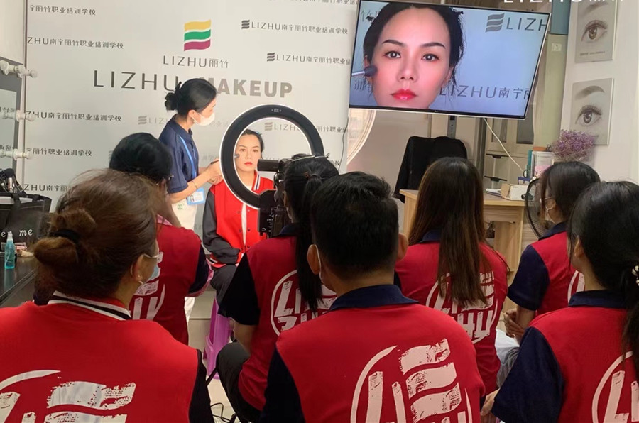 夏季黃色眼影妝妝容，廣西化妝造型培訓(xùn)機(jī)構(gòu)