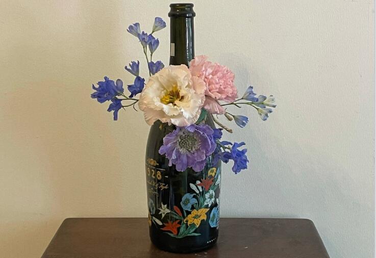 南寧哪里可以學(xué)花藝？先來(lái)看看酒瓶插花作品