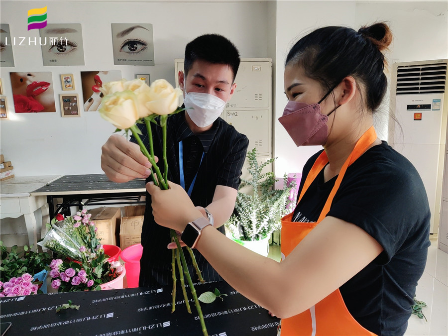 小型花束怎么包？南寧插花師培訓(xùn)班手把手教學(xué)