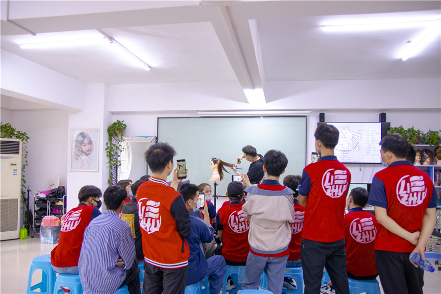 中長(zhǎng)發(fā)尾層次修剪，南寧理發(fā)培訓(xùn)學(xué)校演示手法