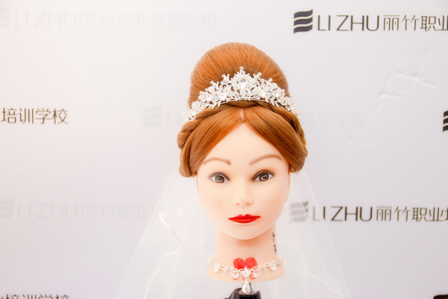 “赫本包”的特點(diǎn)，南寧盤(pán)發(fā)培訓(xùn)學(xué)校幫你整理