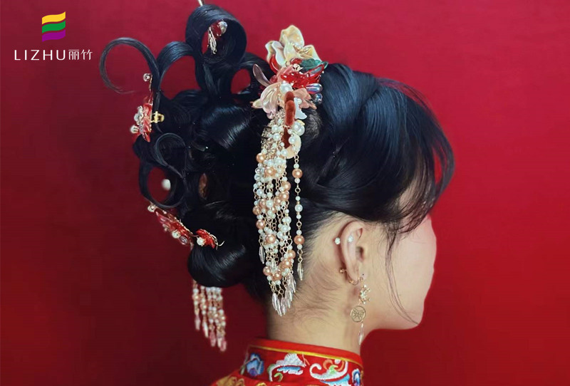 中式秀禾發(fā)型圖片，廣西學(xué)習(xí)化妝盤(pán)發(fā)教程