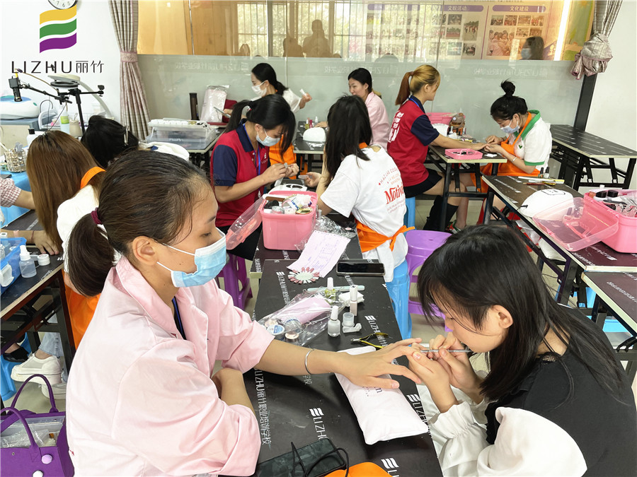 如何推死皮？南寧美甲培訓(xùn)學(xué)校基礎(chǔ)課程