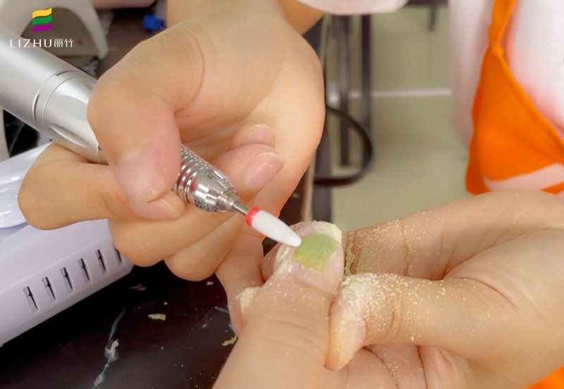 如何使用打磨機(jī)和卸甲包？南寧美甲師培訓(xùn)班教你