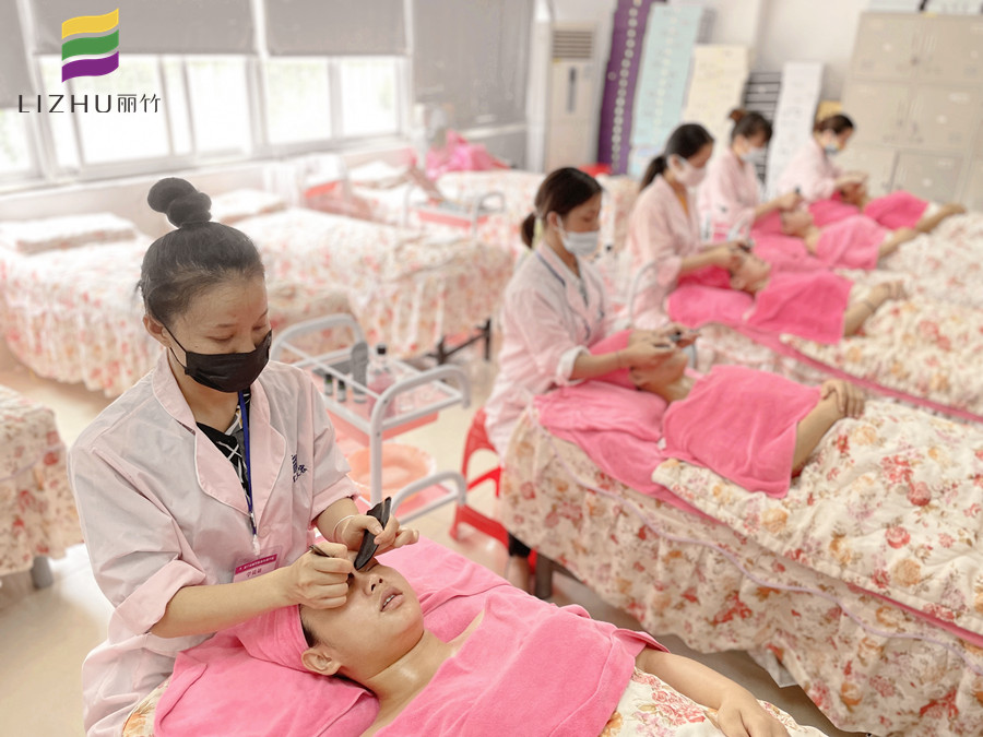 南寧學專業(yè)美容：眼部刮痧的好處