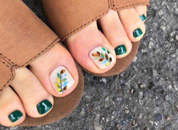 夏日腳部美甲圖片，廣西培訓(xùn)美甲的學(xué)校分享