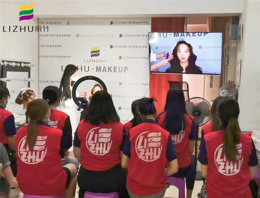 韓式披發(fā)造型，南寧時(shí)尚彩妝培訓(xùn)班課堂分享