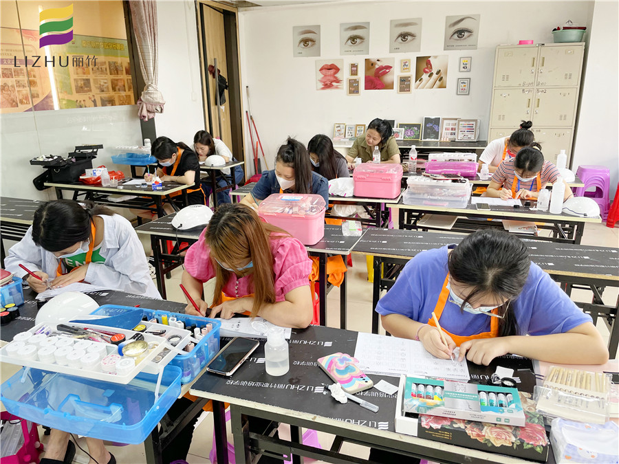 去南寧美甲培訓(xùn)學(xué)校學(xué)美甲要會(huì)畫(huà)畫(huà)嗎？