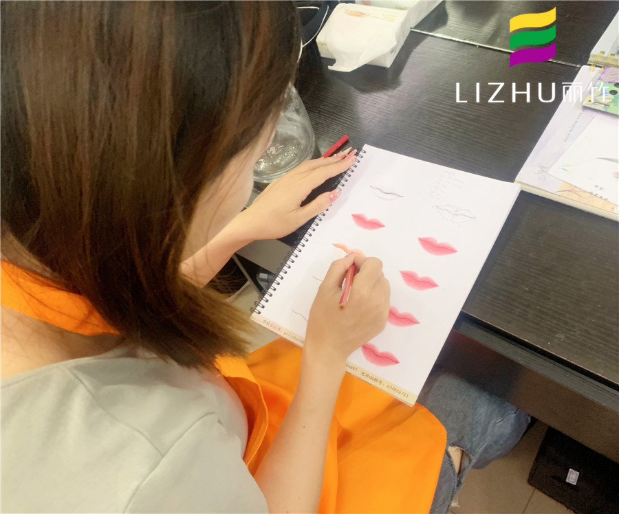 南寧化妝技術(shù)培訓(xùn)班：化妝紙上畫唇