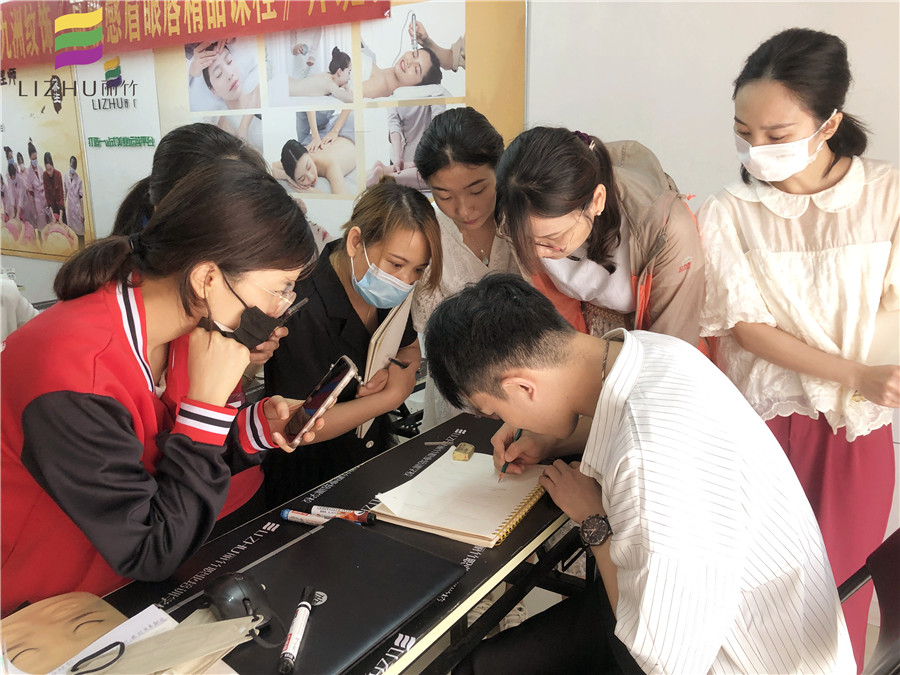 廣西紋繡培訓(xùn)學(xué)校課程開(kāi)班實(shí)況分享