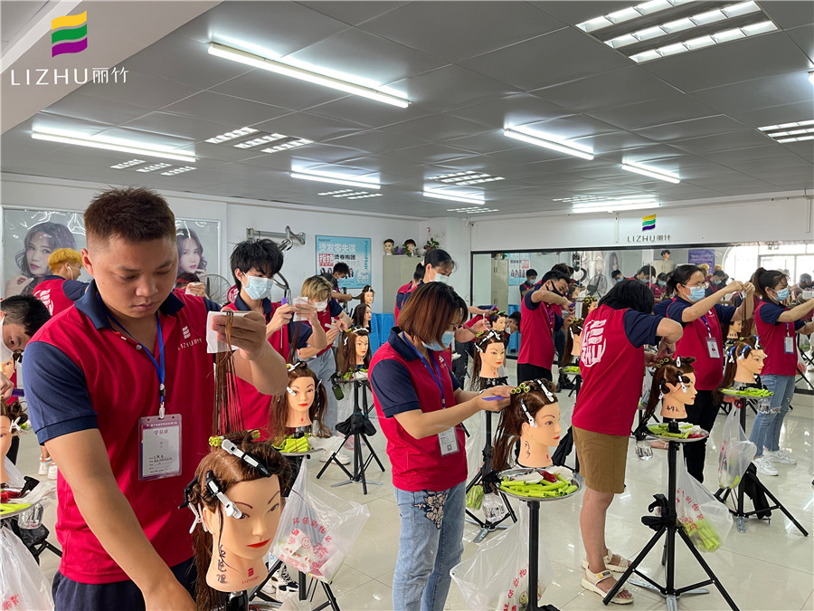 標(biāo)準(zhǔn)杠考核，南寧美發(fā)技師班現(xiàn)場(chǎng)實(shí)況