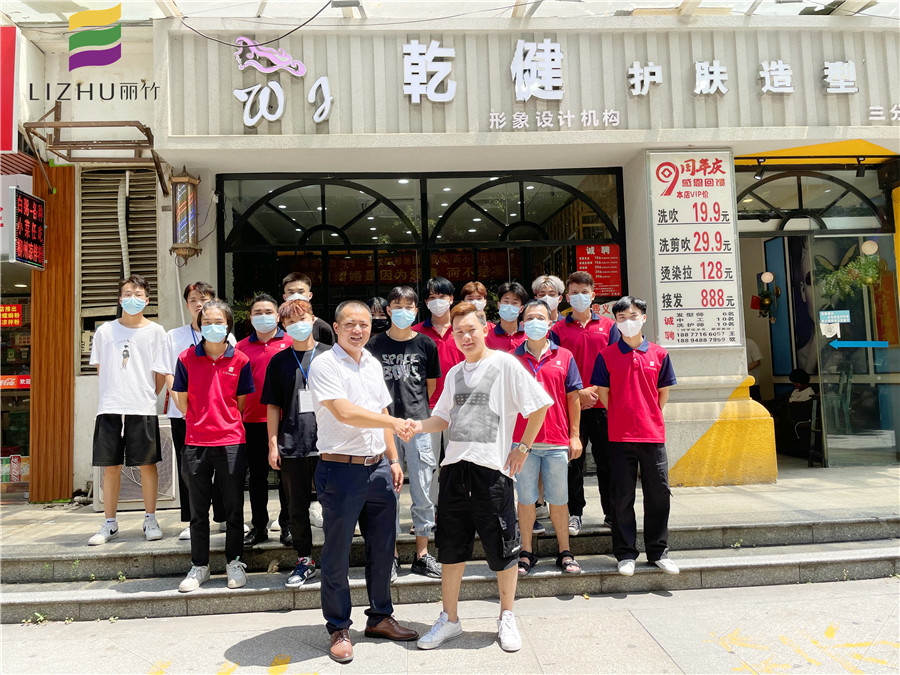 廣西美發(fā)學(xué)校組織學(xué)員就業(yè)到店觀(guān)摩