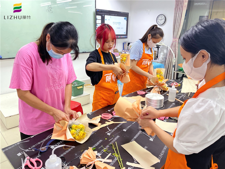 櫥窗禮盒&MINI花束，南寧花藝師培訓(xùn)學(xué)校作品