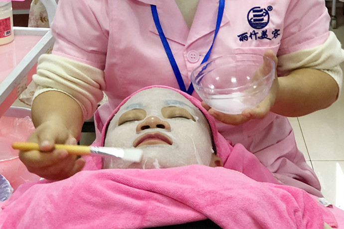 夏日敷水膜的次數(shù)越多越好嗎？南寧美容學(xué)校老師這么說(shuō)