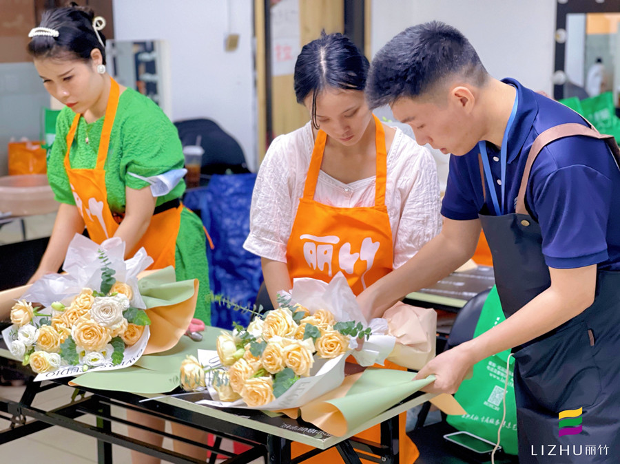 韓式清新花束特點，南寧花藝短期培訓(xùn)班手把手分析