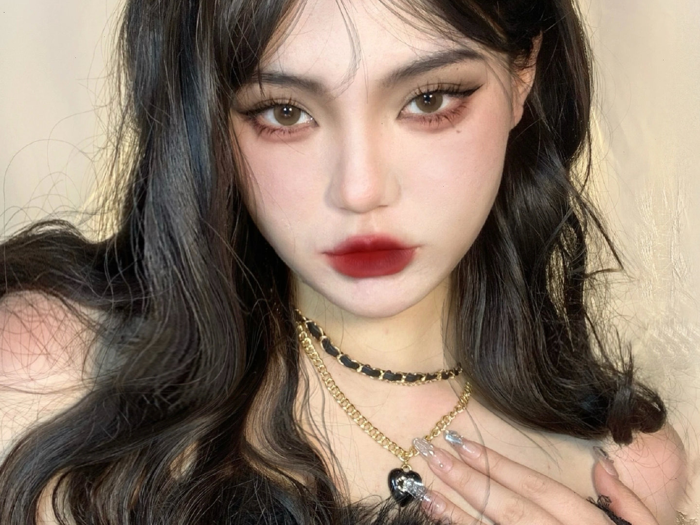 雪地玫瑰妝教程，南寧化妝職業(yè)培訓(xùn)學(xué)校分享