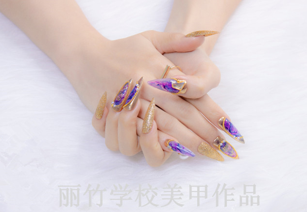 尖形甲怎么做才好看？南寧美甲專業(yè)學(xué)校做分析