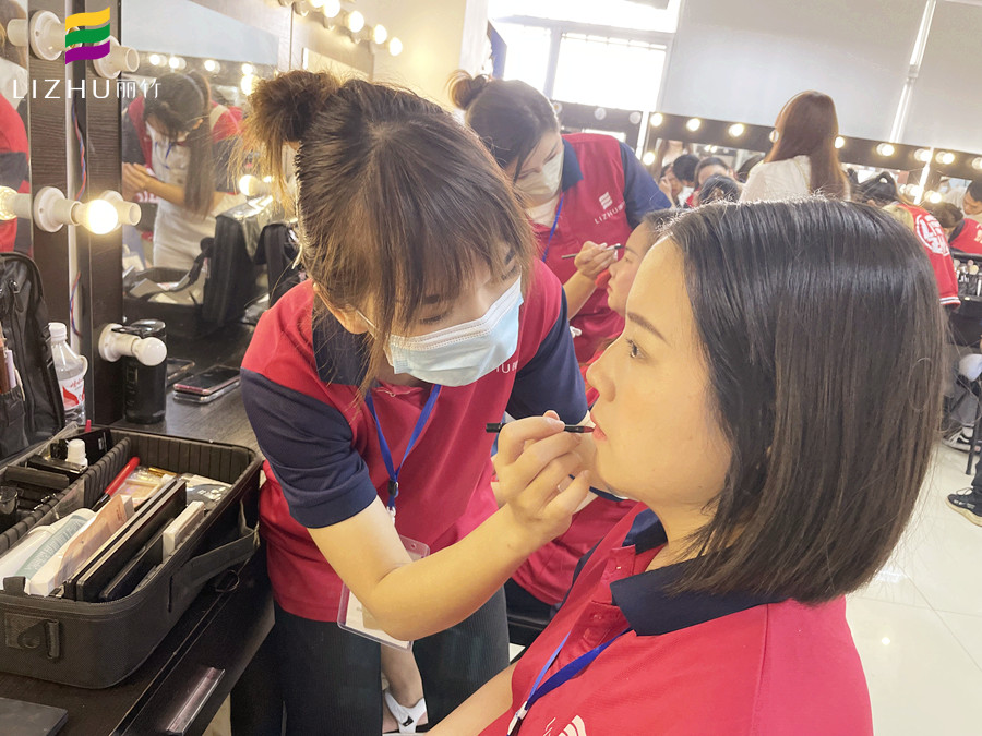 如何區(qū)分冷白皮和暖白皮？廣西美妝彩妝學(xué)校授課開(kāi)講