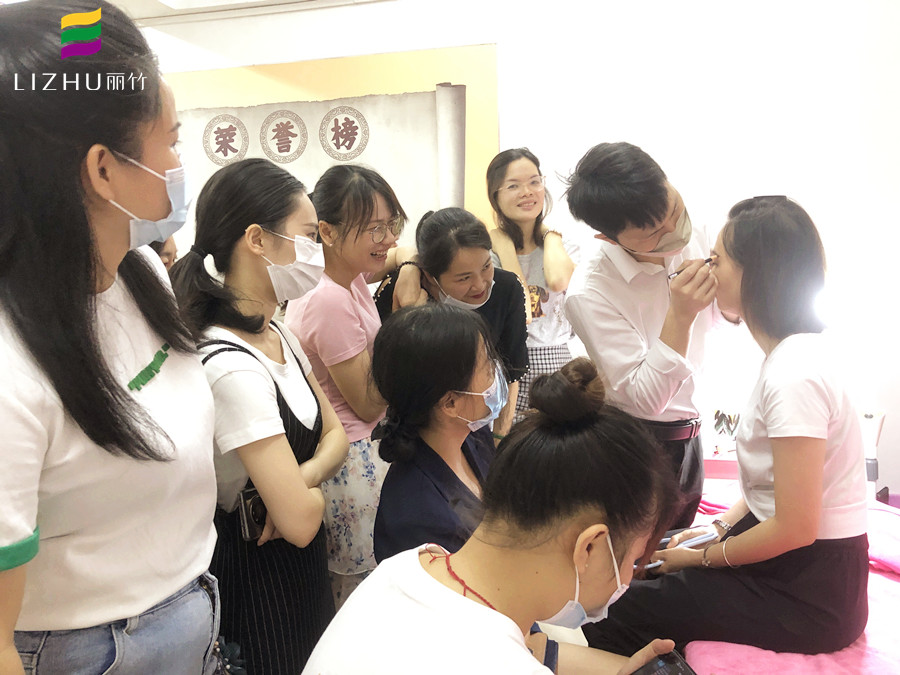 紋眉后怎么修眉才好看？南寧眉眼唇培訓(xùn)學(xué)校教你